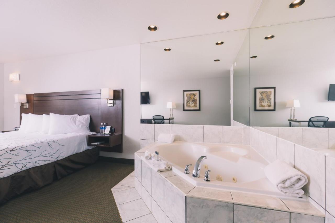 Service Plus Inns And Suites Гранд Прери Екстериор снимка